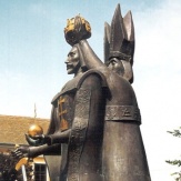 Tótkomlós - Szent István szobor és díszkút